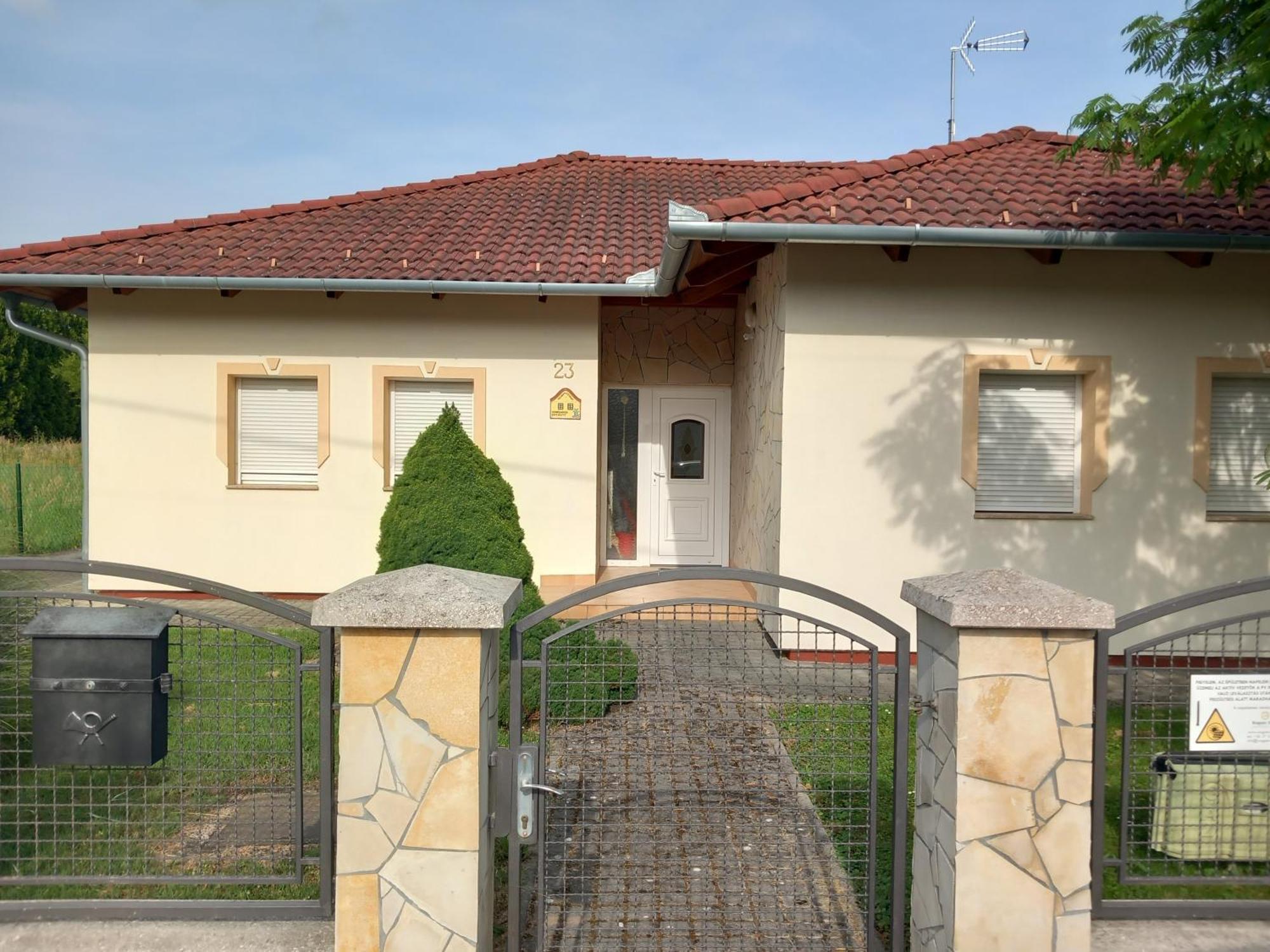 Petra Apartmanhaz Kehidakustány Exterior foto